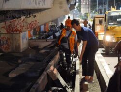 Jaga Estetika Kota, Pemkot Makassar Bersihkan Sampah dan Drainase di Bawah Tol Pettarani