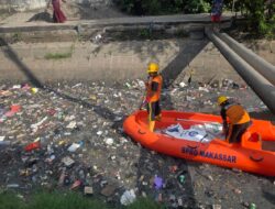 Kecamatan Makassar Bersama Tim Gabungan Bersihkan Sampah di Kanal Bara-Baraya Timur