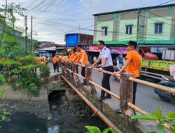 BPBD Makassar Terjun Langsung Bersihkan Kanal Bara-Baraya Timur