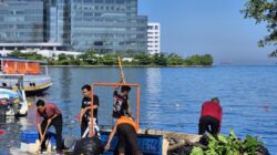 Pemkot Makassar Terjunkan Perahu Pattasaki, Bersihkan Sampah di Laut Losari hingga Dermaga Kayu Bangkoa