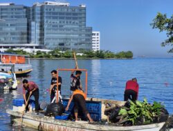 Pemkot Makassar Terjunkan Perahu Pattasaki, Bersihkan Sampah di Laut Losari hingga Dermaga Kayu Bangkoa