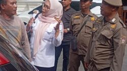 Satpol PP Kota Makassar Secara Persuasif Tegur Pedagang Pallubasa Yang Menggunakan Fasum 