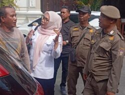 Satpol PP Kota Makassar Secara Persuasif Tegur Pedagang Pallubasa Yang Menggunakan Fasum 