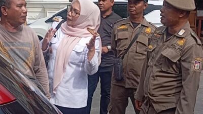 Satpol PP Kota Makassar Secara Persuasif Tegur Pedagang Pallubasa Yang Menggunakan Fasum 