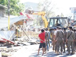 Satpol PP Kota Makassar Turunkan 100 Personil,Tertibkan Tempat Usaha Di jalan Sunu Yang Melanggar 