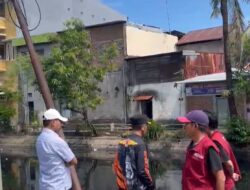 Puluhan Personel BPBD & Tim Kecamatan Turun Bersihkan Kanal Kandea dari Sampah Kiriman