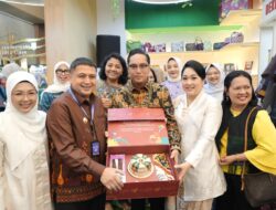 Melinda Aksa Jamu Pengunjung Booth Makassar dengan Bingkisan Produk Unggulan Dekranasda