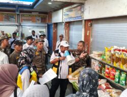 Satpol PP Kota Makassar Lakukan Pendampingan Penyegelan Sejumlah Lapak di  Pasar Sawah Yang Menunggak