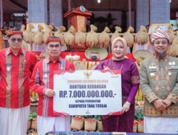 Gubernur Andi Sudirman Serahkan BK Rp7 Miliar, Bantuan Pertanian hingga Hibah Rumah Ibadah untuk Tana Toraja