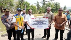 Gubernur Sulsel Tinjau Aliran Primer Sungai Saddang Pinrang-Serahkan Bantuan Pompa Ponton Atasi Kekeringan di Musim Tanam Sela
