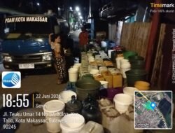 Kemarau Panjang, PDAM Makassar Kerahkan Tangki dan Pickup Salurkan Air Gratis ke Lorong-lorong Warga