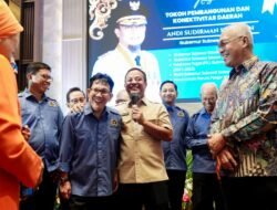 Hadiri Pelantikan PWI Sulsel, Gubernur Andi Sudirman Terima Penghargaan Tokoh Pembangunan dan Konektivitas Daerah
